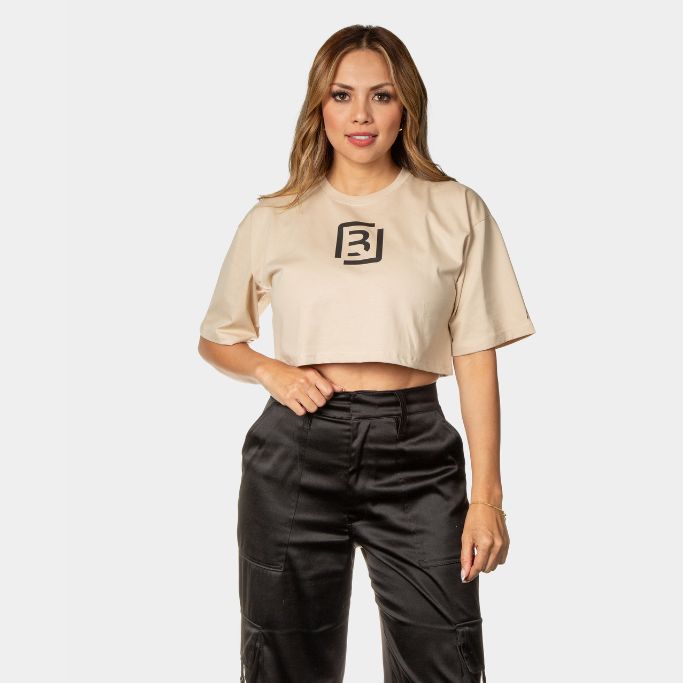 Croptop Oversize Beige – Monograma Negro
