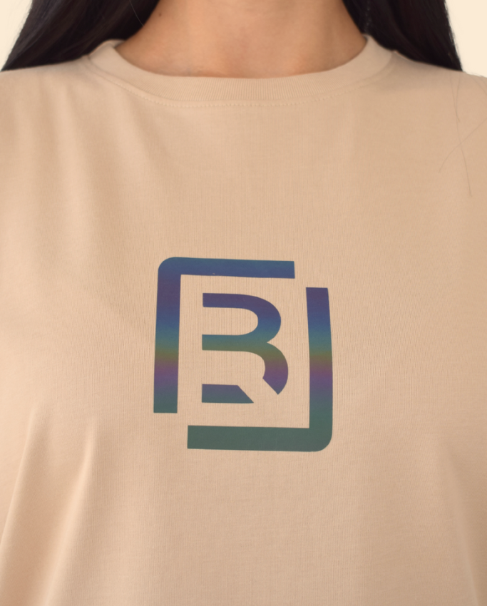 Camiseta Oversize Beige – Monograma Reflectivo